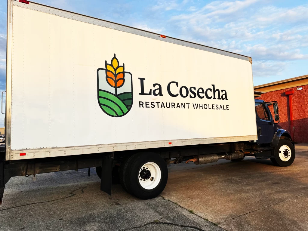 Camión de reparto de La Cosecha Supermercado realizando delivery de productos en Tulsa, Oklahoma.