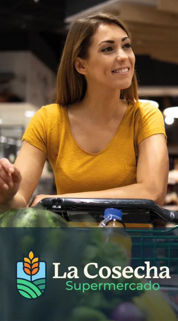 Mujer haciendo compras en supermercado latino en Tulsa Oklahoma con frutas y productos frescos en carrito.